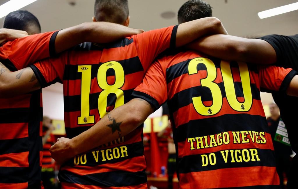 Jogadores do Sport usam camisas “do Vigor” e homenageiam Gil em comemoração de gol